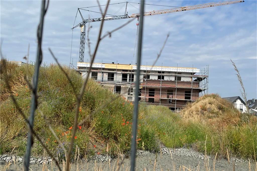 Wieder Ärger um Bauprojekt: Parksituation, Sperrungen und Chemikalien Auf dem Gelände des Baugebiets soll regelmäßig auch Müll gelagert werden. Olfens Bürgermeister will das nun durch den Kreis Coesfeld prüfen lassen.