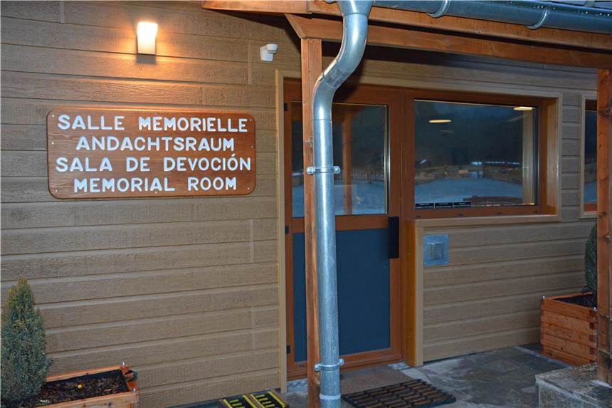 Auf dem Gelände des Hotels „Le Domain du Vernet“ in der Nähe der Absturzstelle hat die Lufthansa einen Andachtsraum eingerichtet. Er ist den Angehörigen vorbehalten und kann nur mithilfe eines Codes betreten werden.