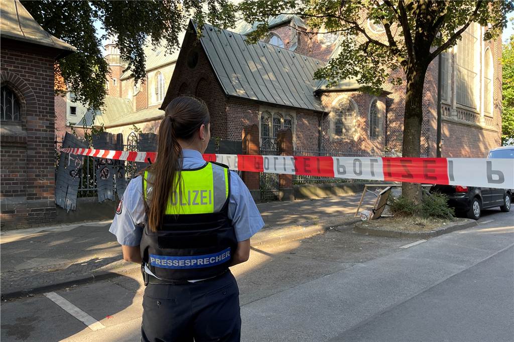 Viele neue Details zum Tod von Mouhamed D. – beschuldigte Polizisten schweigen Auf dem Gelände einer Wohngruppe hat ein Polizist den 16-Jährigen erschossen, der ein Messer in der Hand hielt.