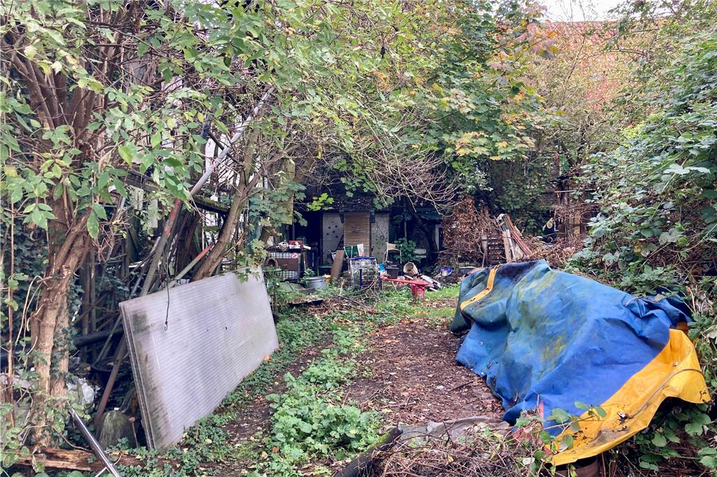 Dieses bunte Fachwerkhaus kommt bald für 1 Euro unter den Hammer Auf dem Gelände herrscht ein großes Chaos.