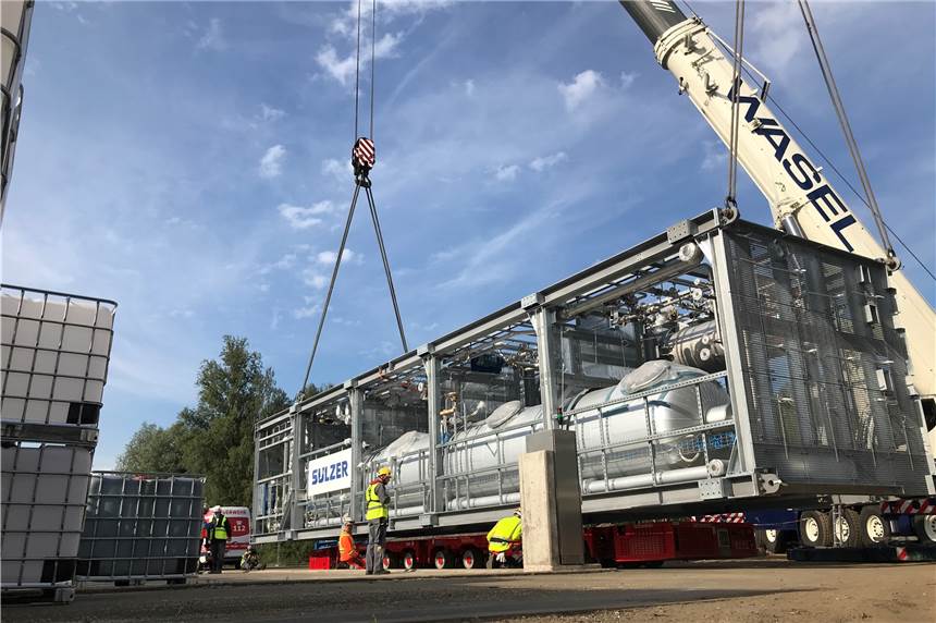 Koloss bei Rütgers am Haken: Neue Anlage schwebt ins Werk ein Auf dem Gelände von Rütgers in Rauxel ist eine neue große Anlage per Schiff angekommen. Sie wurde mit riesigen Autogrammen auf ein Transportfahrzeug verladen.