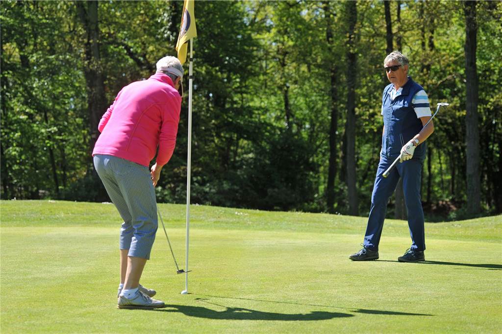 Stadt Ahaus hat ihre Anlagen geschlossen, trotzdem gibt es weiter Sport Auf dem Golfplatz in Alstätte darf – wie auf diesem Bild aus dem Mai – unter strengen Auflagen weiterhin Sport getrieben werden.