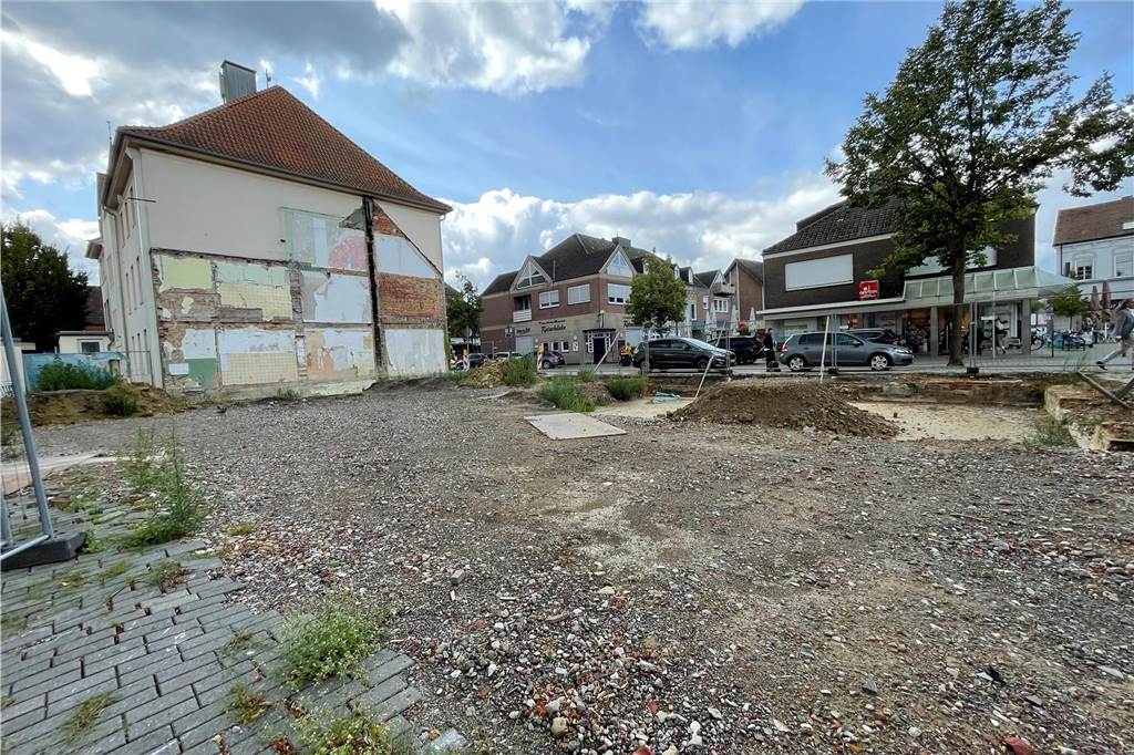 Rathaus-Neubau verzögert sich: Stadt muss Arbeiten erneut ausschreiben Auf dem Grundstück an der Kirchstraße soll in wenigen Wochen eine tiefe Grube entstehen.