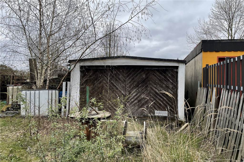 In Schwieringhausen kommt ein Einfamilienhaus unter den Hammer In Dortmund-Schwieringhausen wird ein Einfamilienhaus versteigert. Dazu gehört eine alte Garage.