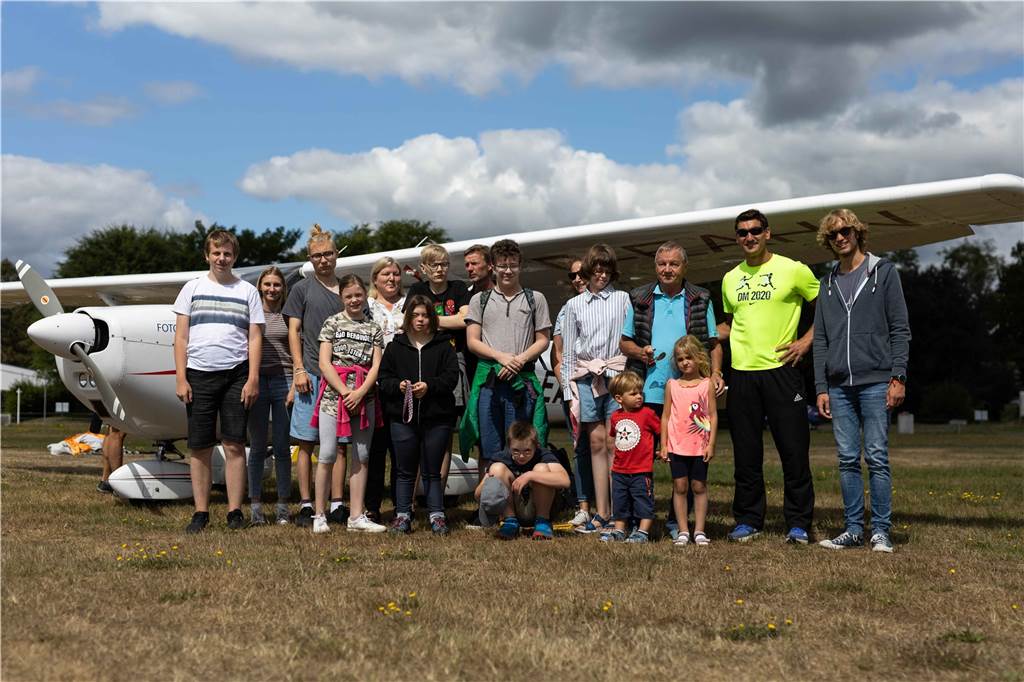 Mensch gegen Maschine: Sprinter tritt gegen Flugzeug an Auf dem Gruppenbild stehen von rechts Pilot Jannis Probst, Sprinter Lars Kallus und Heinz-Jürgen Grenz, der Gründer des Vereins „Geschenkte Zeit" und Organisator dieses Tages.