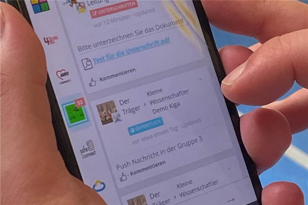 Auf dem Handy stehen alle Infos aus der Kita in einer App parat.