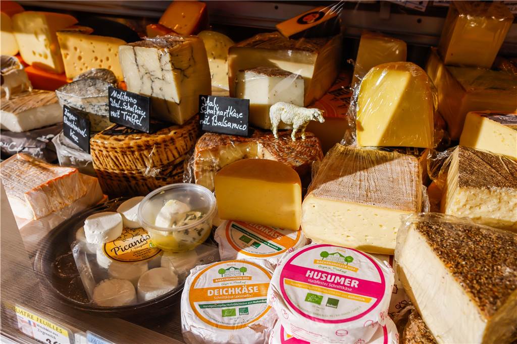 Edelbrie und El Romero: Hier kommen Käse-Fans in Dortmund auf ihre Kosten Auf dem Hansamarkt in der Dortmunder Innenstadt hat beim Stand von Käse Bährend eine große Auswahl.