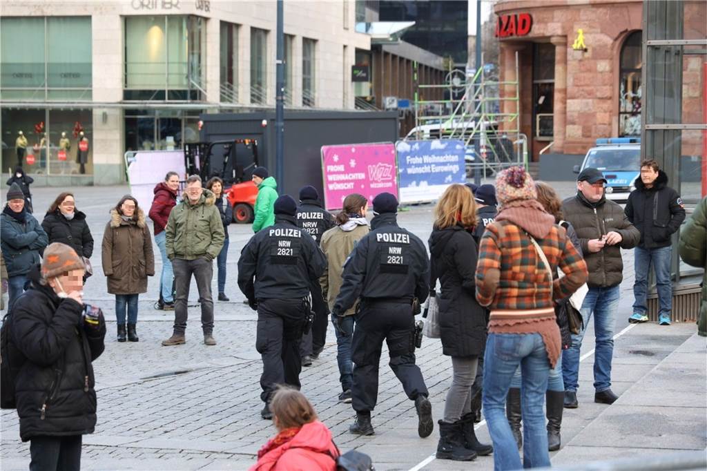 Stadt Dortmund schränkt kurzfristig Corona-Demo ein – Protestler umgehen Verbot Auf dem Hansaplatz sollte am Sonntag 9.1. eine Kundgebung gegen die Infektionsschutzmaßnahmen stattfinden. Die Stadt hat die Demo kurzfristig eingeschränkt. Das passte manchen Demo-Teilnehmern gar nicht: Ein Mann rief dazu auf, sich gegen die Auflage aufzulehnen.