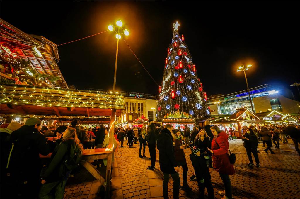 Öffnungszeiten der großen Freizeit-Attraktionen an den Feiertagen Auf dem Hansaplatz steht der traditionelle Riesen-Weihnachtsbaum.