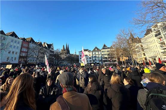„Fritz hör auf Mutti“ - Zehntausende bei Demos gegen Merz
