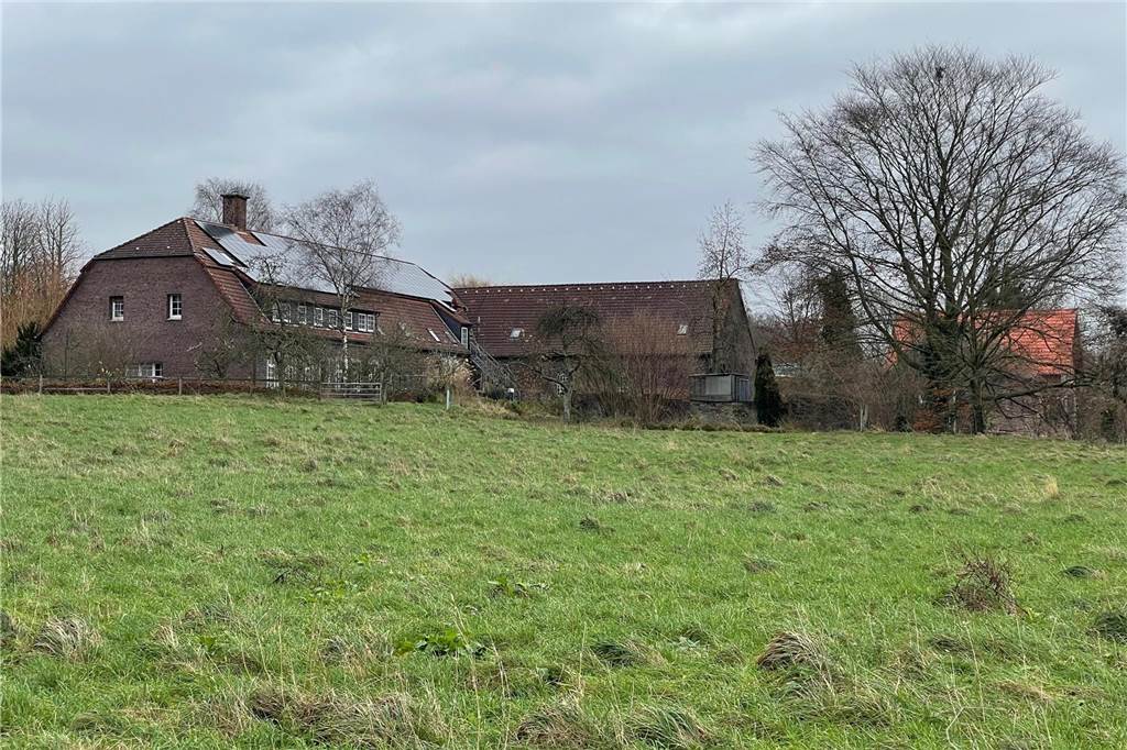 Auf dem heutigen Anwesen wohnt Familie Tenkhoff. 1908 waren die Tenkhoffs zunächst Forstaufseher, Jäger und Pächter, später wurden sie auch Eigentümer. 
