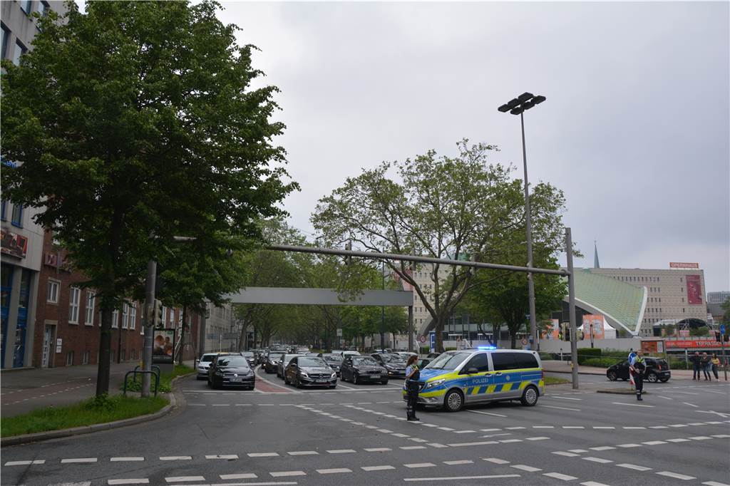 Dortmunder Fahrrad-Demo musste nach Riesen-Andrang umgeleitet werden Auf dem Hiltropwall hat sich wegen der Fahrrad-Demonstration ein langer Stau gebildet.