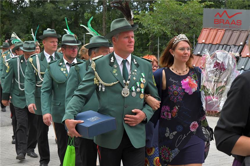 Fotos vom Königsball: Nachbarvereine geben sich in Langern die Ehre Auf dem Hof der Familie Preik in Langern gaben sich die Schützenvereine zum Königsball die Ehre.