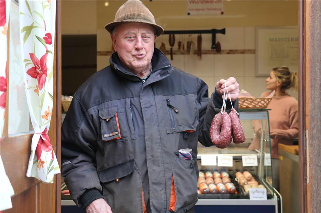 Thomas Storksberger (33) schlachtet noch selbst auf dem eigenen Hof Auf dem Hof Storksberger wird noch selbst geschlachtet. Im Hofladen wird das Fleisch verkauft.