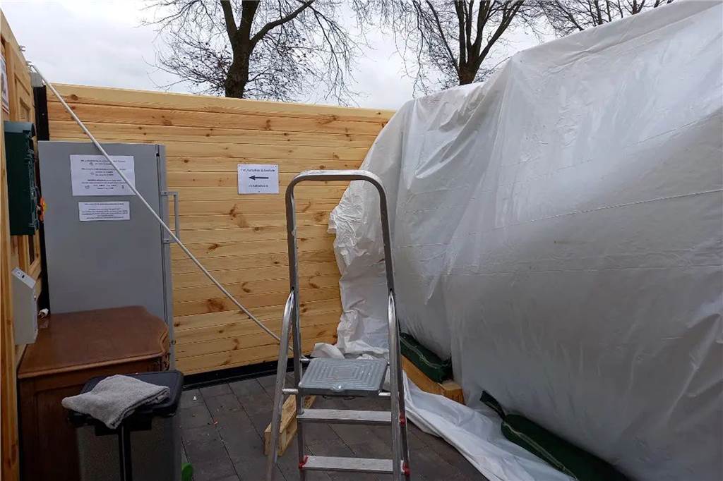 Unwetter: Stürmisches Wochenende beschäftigte die Feuerwehr in Südlohn Auf dem Hof von Bettina Hueske ist in der Nacht zum Samstag das Dach der Verkaufshütte komplett herausgerissen worden.