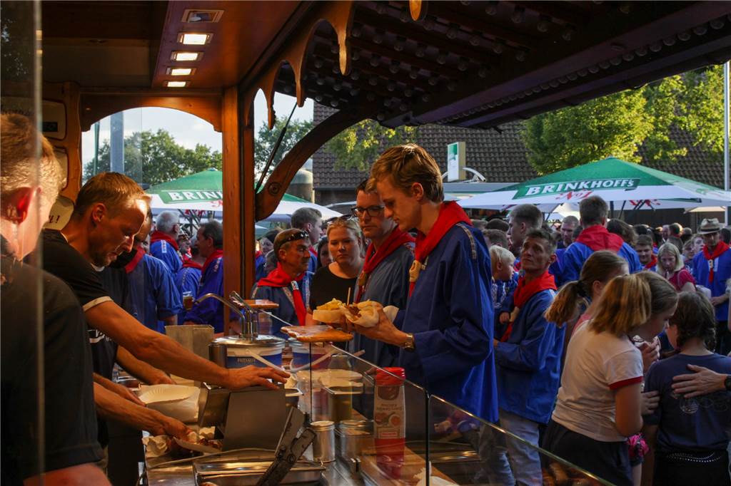 Kirchhellener Blaukittel sorgten für Stimmung am Wochenende Brezelbrüder stehen am Essenstand.