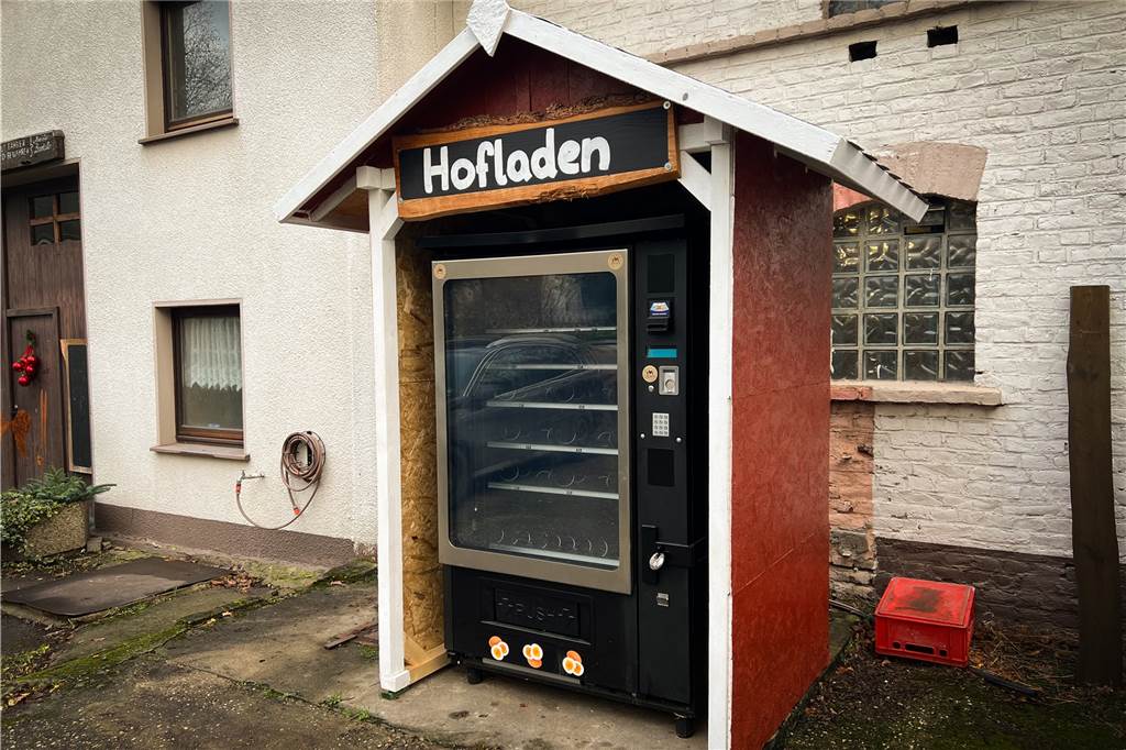 Junges Ehepaar übernimmt Hof Kuse: Hofladen und private Gemüseäcker geplant Ein Selbstbedienungsautomat steht leer vor einem Haus in Dortmund.