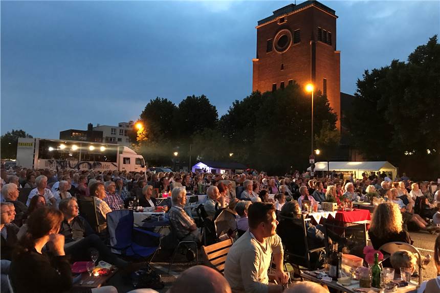 Auf dem Ickerner Marktplatz feiert sich der Stadtteil am Freitag und Samstag selbst. Aber nicht so dicht an dicht wie sonst, weil Corona das nicht zulässt.