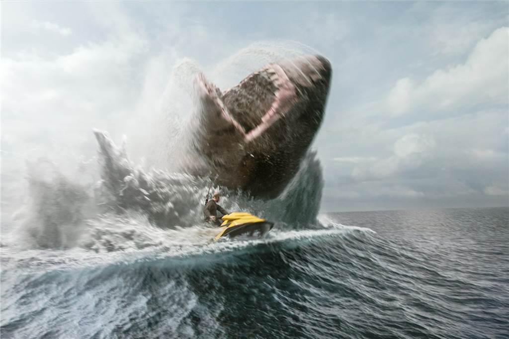 „Meg 2 - Die Tiefe“: Jason Statham trifft wieder auf Riesenhaie Statham ist auf dem Jet-Ski im Kampf gegen einen Riesenhai.