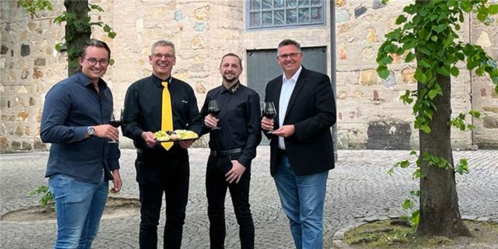 Kirchplatz in Dorstens Altstadt wird für drei Tage zum Weingut Luca Schotmann, Ralf Honsel, Hans Schuster und Pfarrer Dr. Stephan Rüdiger auf dem Kirchplatz St. Agatha