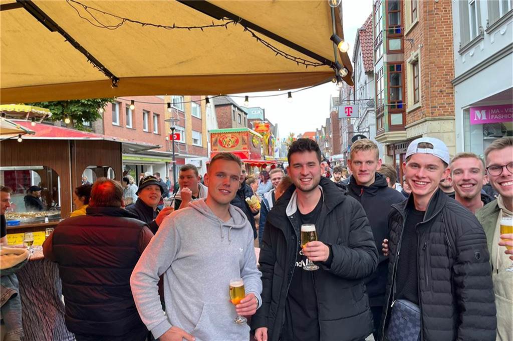 Sim-Jü-Liveblog: Der Krammarkt ist vorbei, jetzt kommt der Kirmes-Endspurt Mehrere Jirmesbesucher trinken Bier an einem Stand.