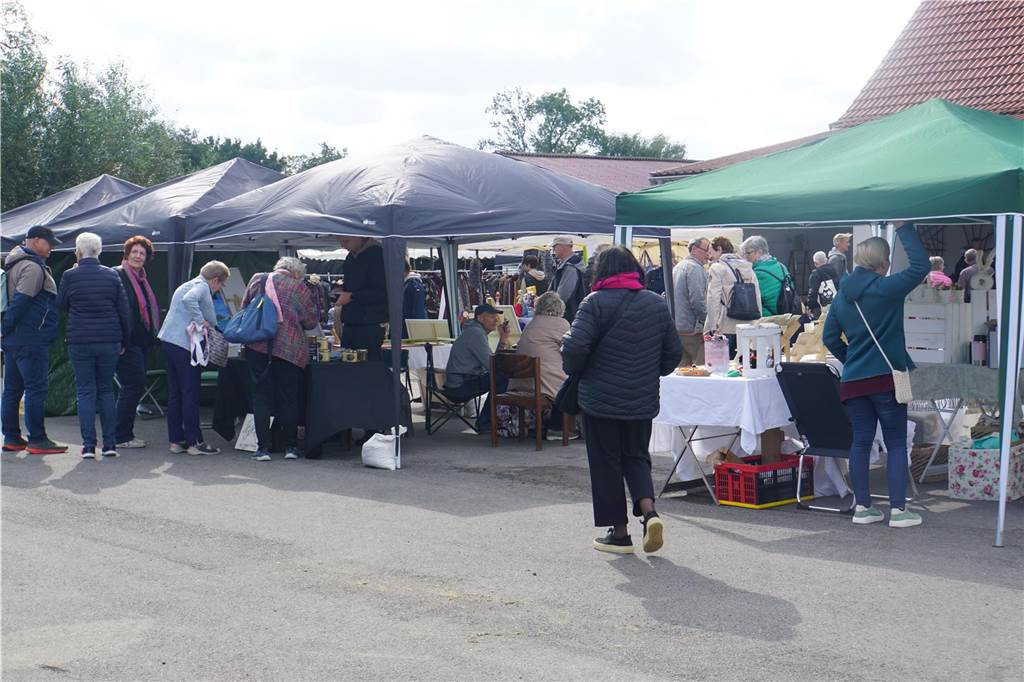 KuH-Markt 2023 in Lünen: Selbstgemachter Schmuck und türkisches Essen Besucher auf dem KuH-Markt.