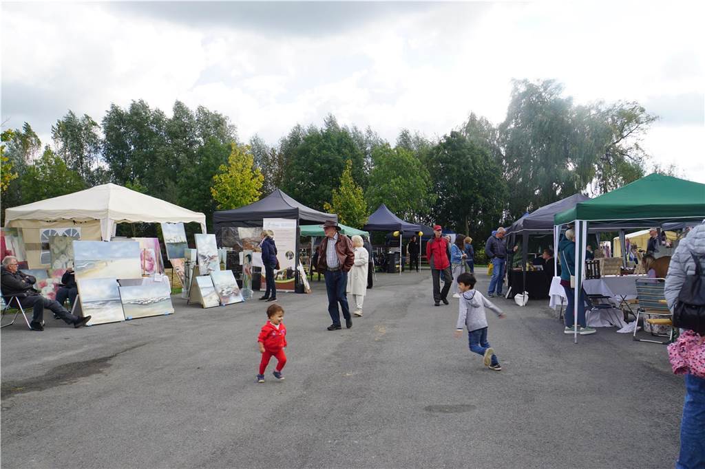 Besucher auf dem KuH-Markt. 