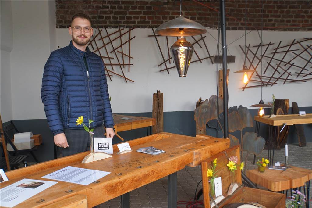 Ein Mann verkaufte verschiedene Holzobjekte. 