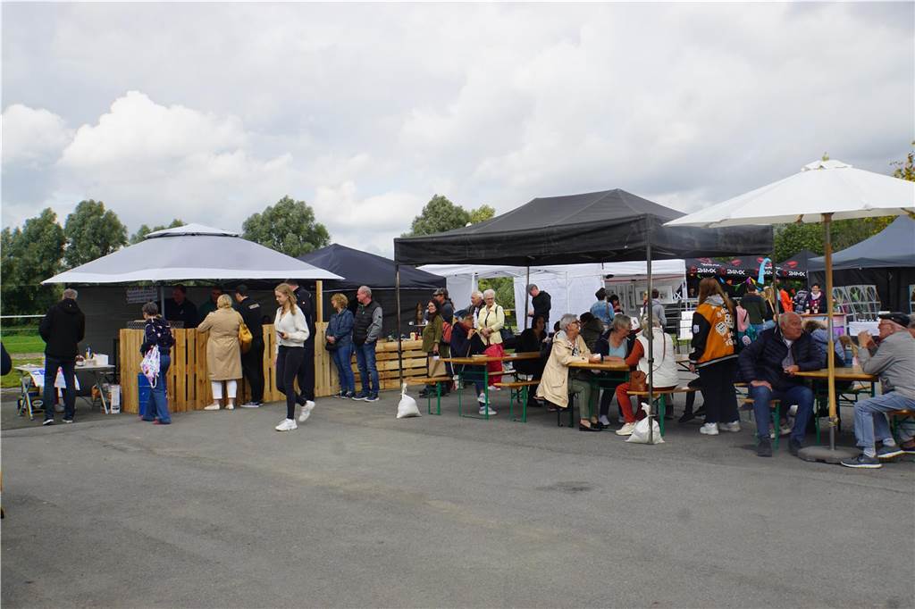 Besucher auf dem KuH-Markt. 
