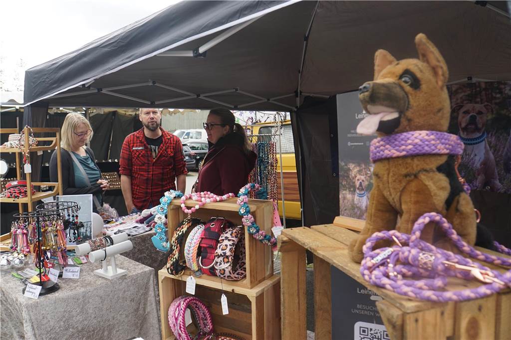 Selbstgemachter Schmuck, auch für Hunde war etwas dabei. 