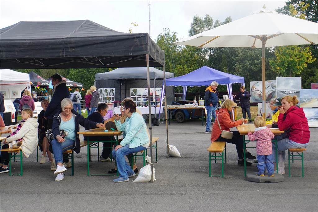 Besucher auf dem KuH-Markt. 