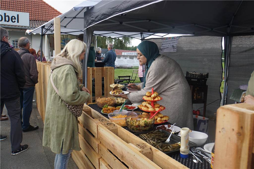 Drei Frauen verkauften türkisches Essen. 
