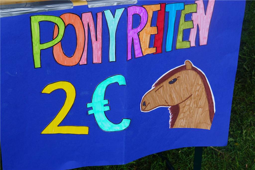 Für 2 Euro durfte man auf ein Pony steigen. 