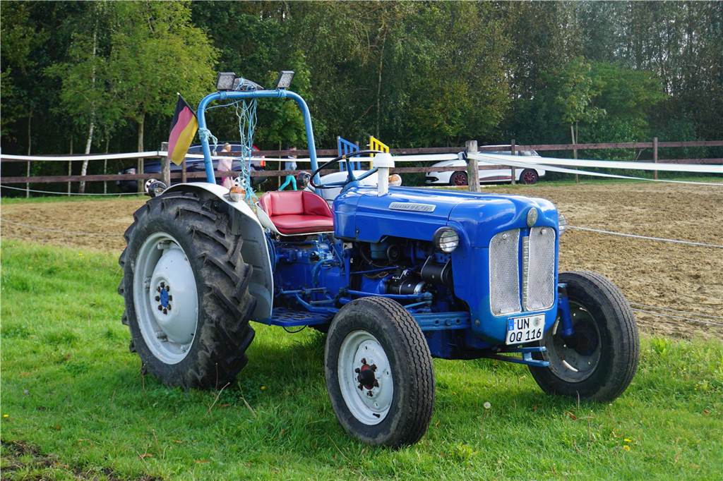 Ein blauer Traktor. 