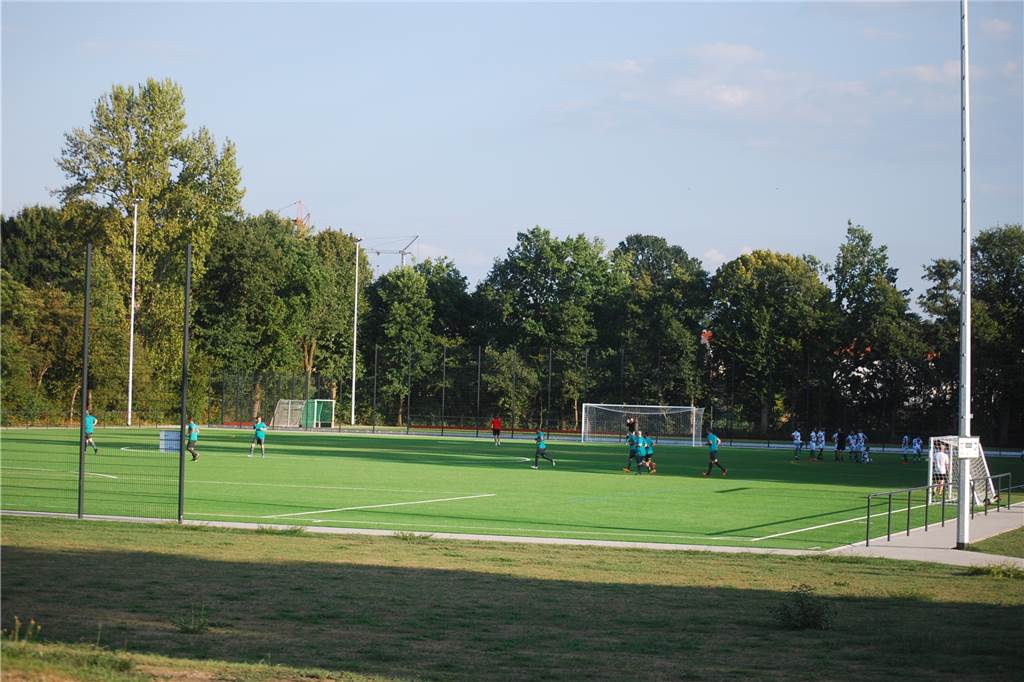 Kunstrasenplatz im Dahl ist nun offiziell eröffnet: „Endlich im Winter Fußball spielen!“ Auf dem Kunstrasenplatz im Dahl kann nun endlich gespielt werden.