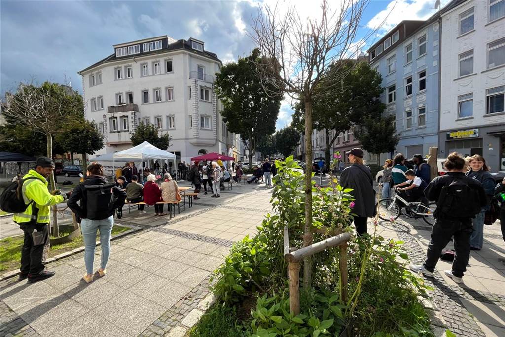 Dortmunder erinnern an Mouhamed D. (†16) - Ärger vor Gedenken Auf dem Kurt-Piehl-Platz haben sich dutzende Menschen zum Gedenken getroffen.