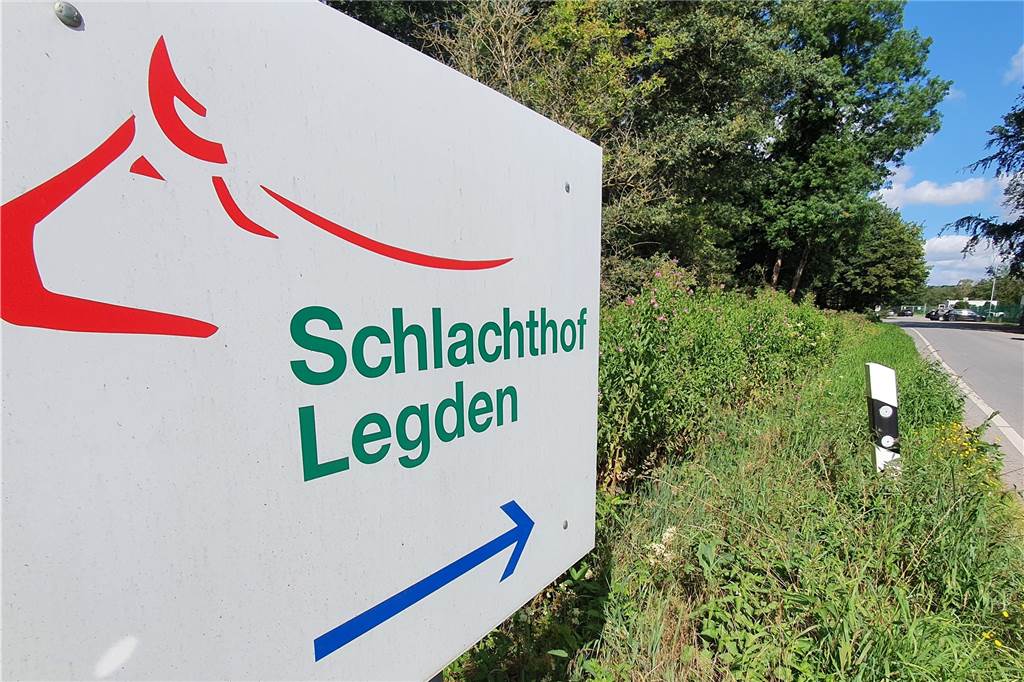 Wegen Corona: Tönnies drosselt Schlachtbetrieb in Legden Auf dem Legender Schlachthof soll die gedrosselte Produktion laut Tönnies keinerlei Einfluss auf die Mitarbeiter haben.