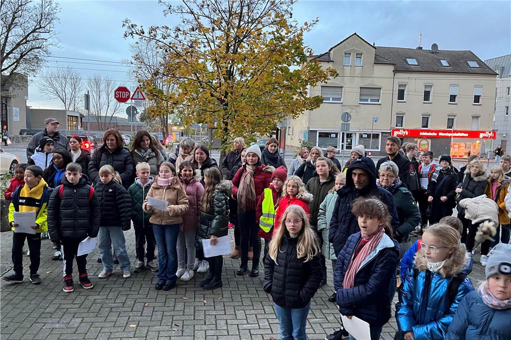 9. November: Bezirksvertretung Brackel gedachte der Nazi-Opfer Auf dem Levi-Cohen-Platz im Wickeder Zentrum gedachten auch die Viertklässler der Steinbrink-Grundschule der jüdischen Opfer des Nationalsozialismus in Wickede