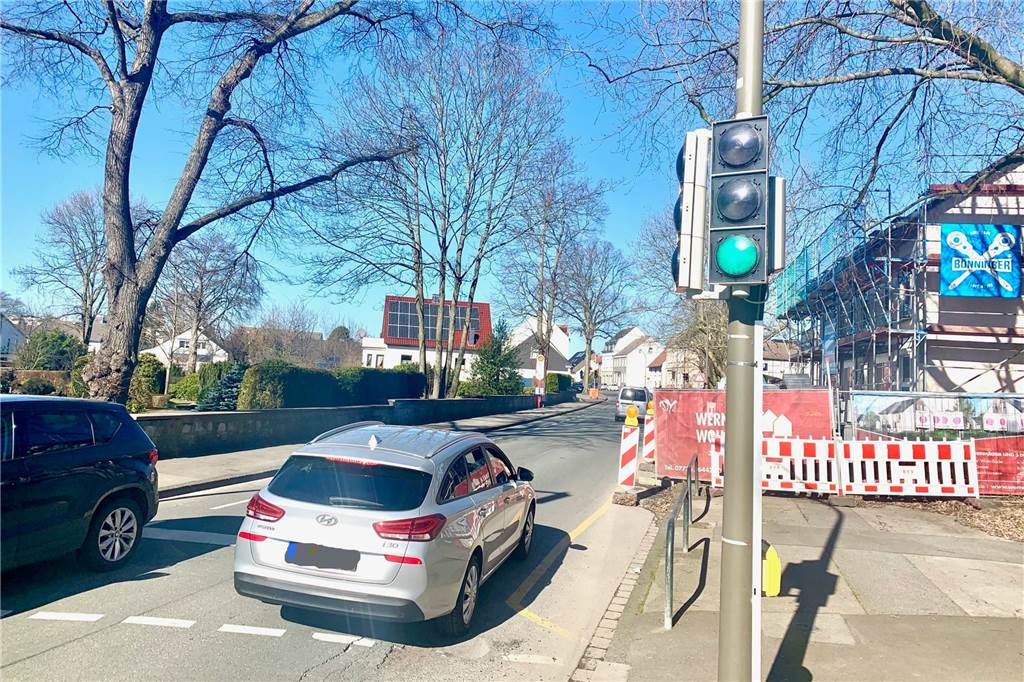 Nach tödlichem Unfall: Emotionale Forderung der Kita-Eltern an die Politik Auf dem linken Gehweg gibt es gar keine Absicherungen, rechts nur vereinzelt. Dazu kommt noch eine unendlich lange Baustelle.