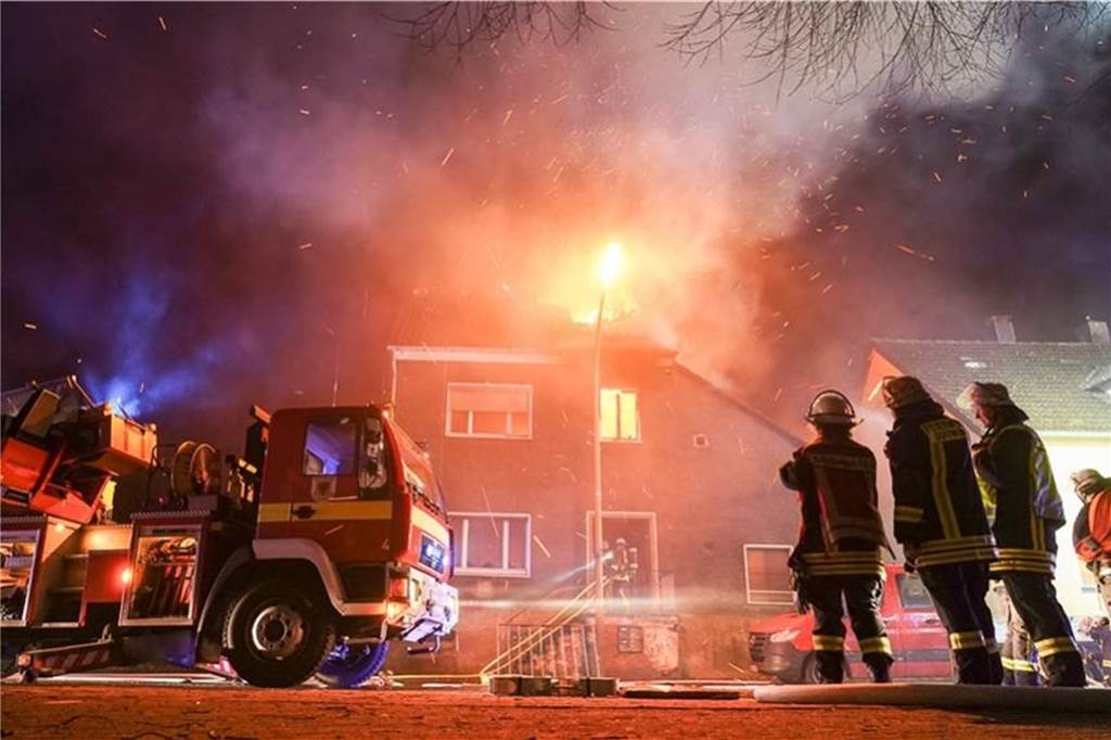 Die längsten Einsätze der Dortmunder Feuerwehr seit 2020 Auf dem Lütgendortmunder Hellweg stand der Dachstuhl eines Mehrfamilienhauses im Vollbrand.
