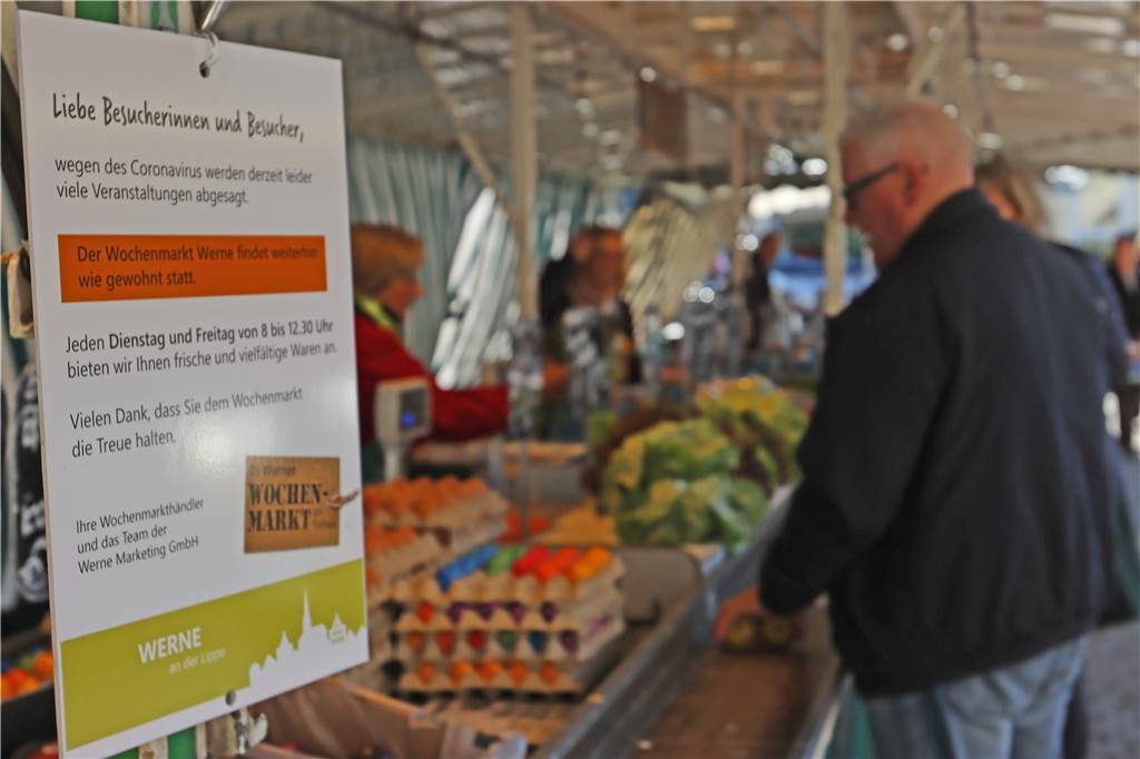 Auf dem Markt findet man Schilder des Stadtmarketings, die die Besucher darüber informieren, dass der Markt trotz Corona geöffnet hat.