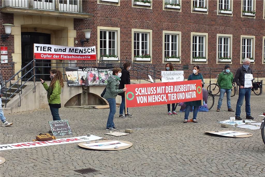 Laumann: „Keine erhöhte Gefahr für die Menschen im Kreis Coesfeld“ Auf dem Marktplatz in Coesfeld fand am Freitag eine kleine Demonstration statt, um auf die Ausbeutung von Mensch und Tier aufmerksam zu machen.