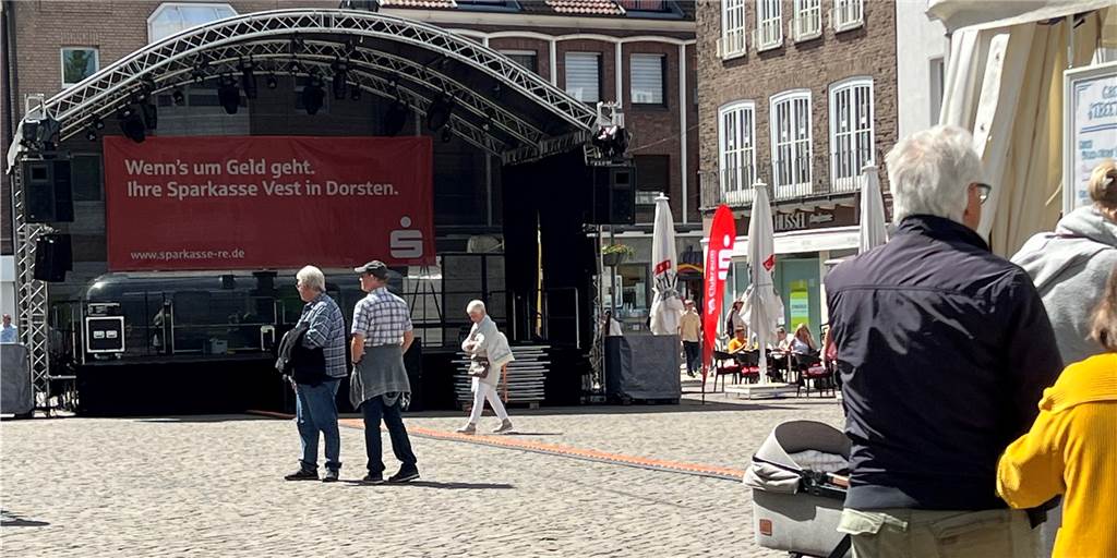 Re-live: Organisator Luca Schlotmann über das Altstadtfest in Dorsten Die ersten Menschen gehen über den Platz vor der Bühne, die für das Dorstener Altstadtfest aufgebaut worden ist.