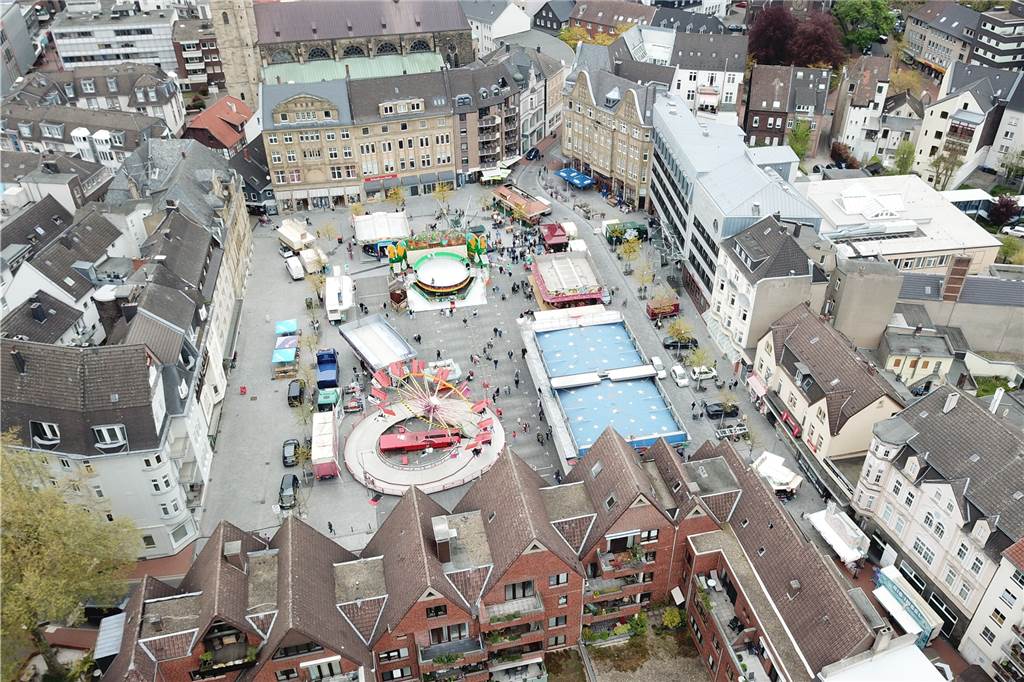 Castroper Frühjahrskirmes eröffnet: Es wirkt wie ein Ende der Pandemie Auf dem Marktplatz stehen drei Karussells und ein Auto-Scooter, ein Riesen-Trampolin und einige Buden: So macht Kirmes Spaß.