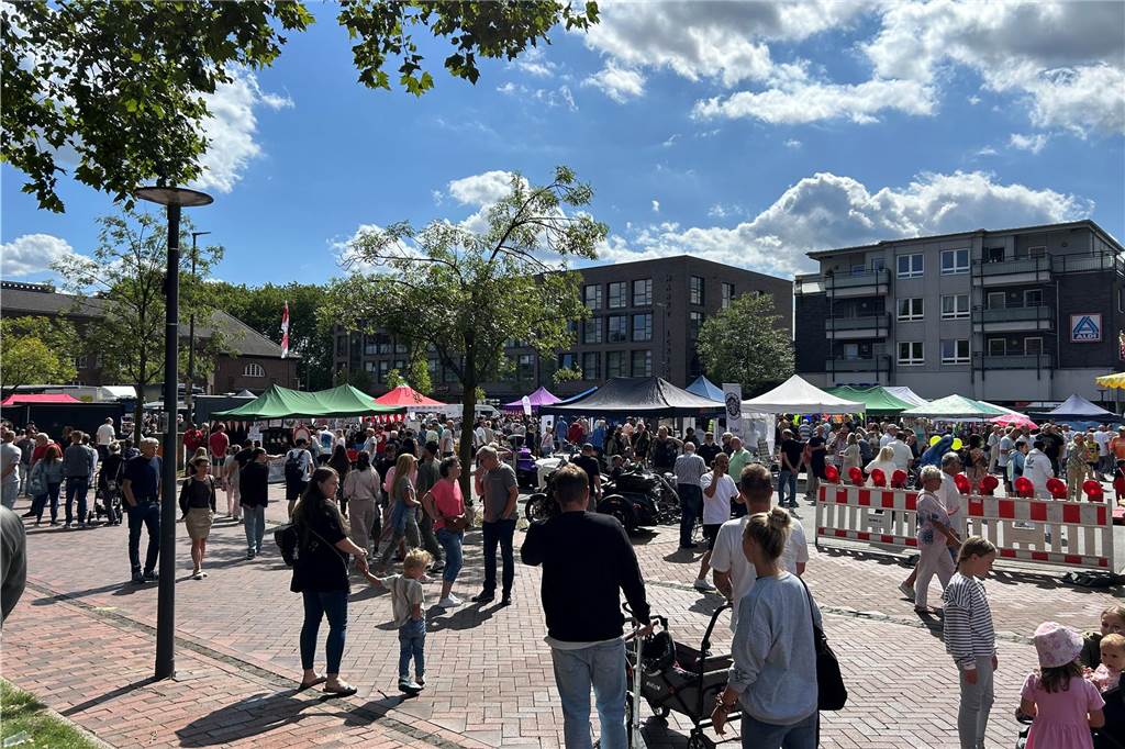 Perfektes Wetter zum Abschluss von „Ickern Feste Feiern“ am Sonntag Der volle Ickerner Marktplatz mit verschieden Ständen beim Familienfest.