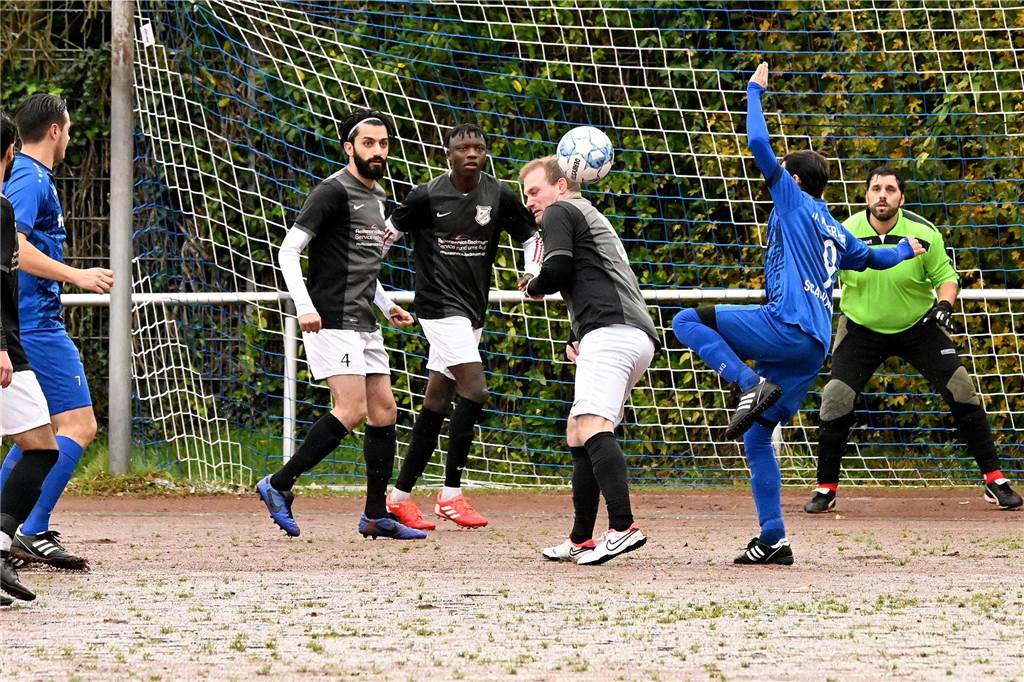 Auf dem matschigen Ascheplatz unterlag der TuS Niederaden klar mit 1:6.