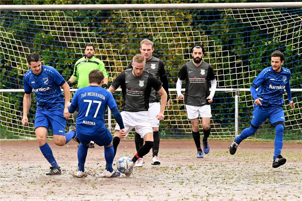 Auf dem matschigen Ascheplatz unterlag der TuS Niederaden klar mit 1:6.