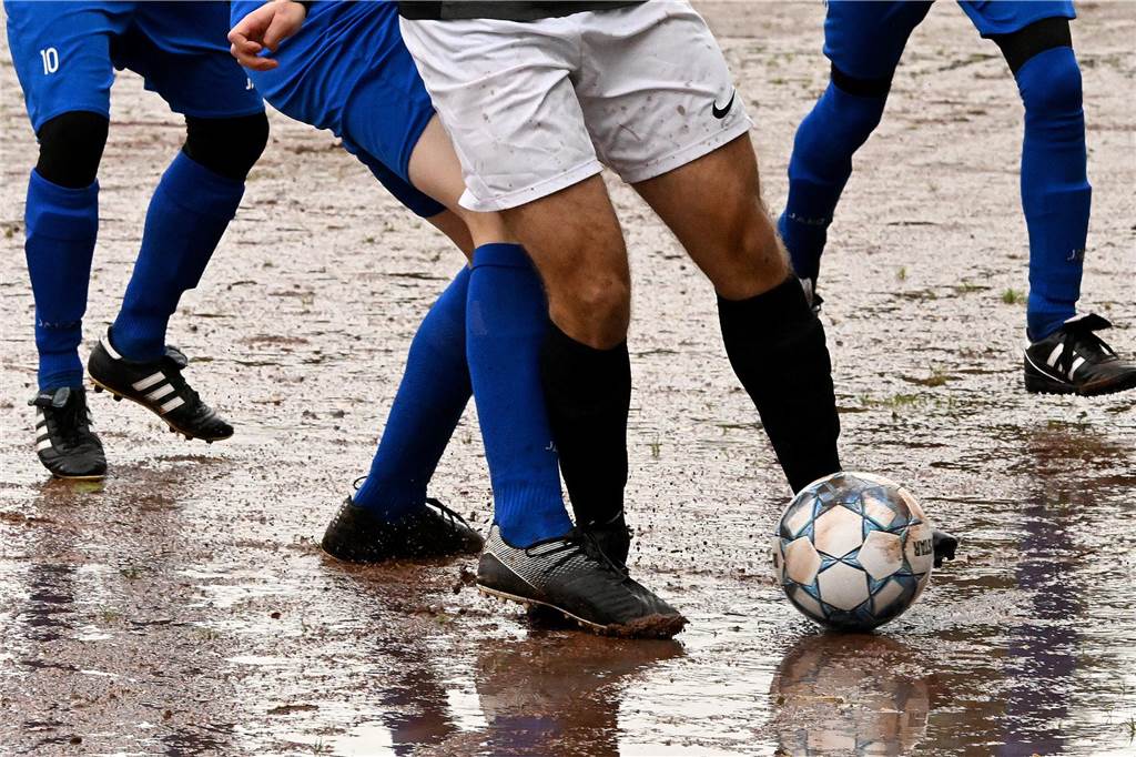 Auf dem matschigen Ascheplatz unterlag der TuS Niederaden klar mit 1:6.