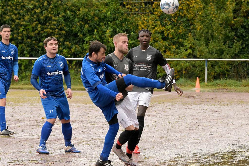 Auf dem matschigen Ascheplatz unterlag der TuS Niederaden klar mit 1:6.