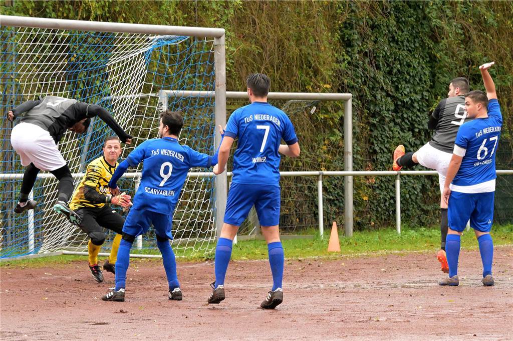 Auf dem matschigen Ascheplatz unterlag der TuS Niederaden klar mit 1:6.